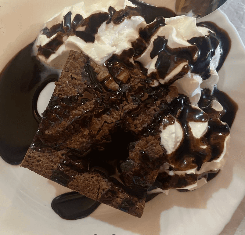 Brownie con helado de vainilla